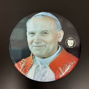 POPE JOHN PAUL II LARGE 6" MACAROON (BADGE) COMMEMORATIVE VISIT IN CANADA 1984